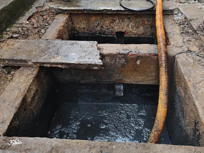 酒店清理化粪池